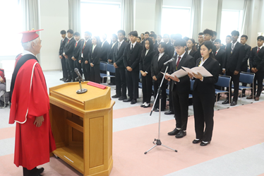 誓いの言葉 代表のタパ スリジャンさんとキン キン スーさん