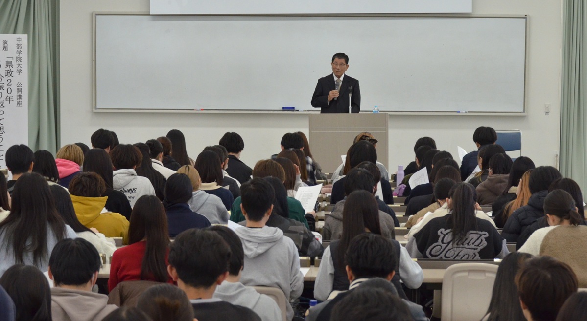 240人の学生と教職員が熱心に耳を傾けた特別講義