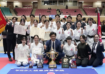 空手道部がインカレ団体戦において、女子団体組手で創部以来念願の全国制覇を果たしました！