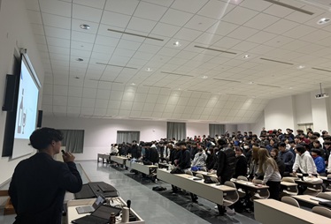 実際に体を動かして体感する学生