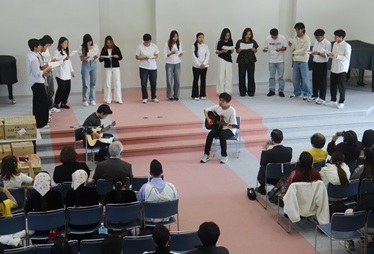 留学生による歌「上を向いて歩こう」