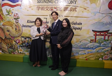 日本から持参したつるし飾りの記念品を贈呈する様子