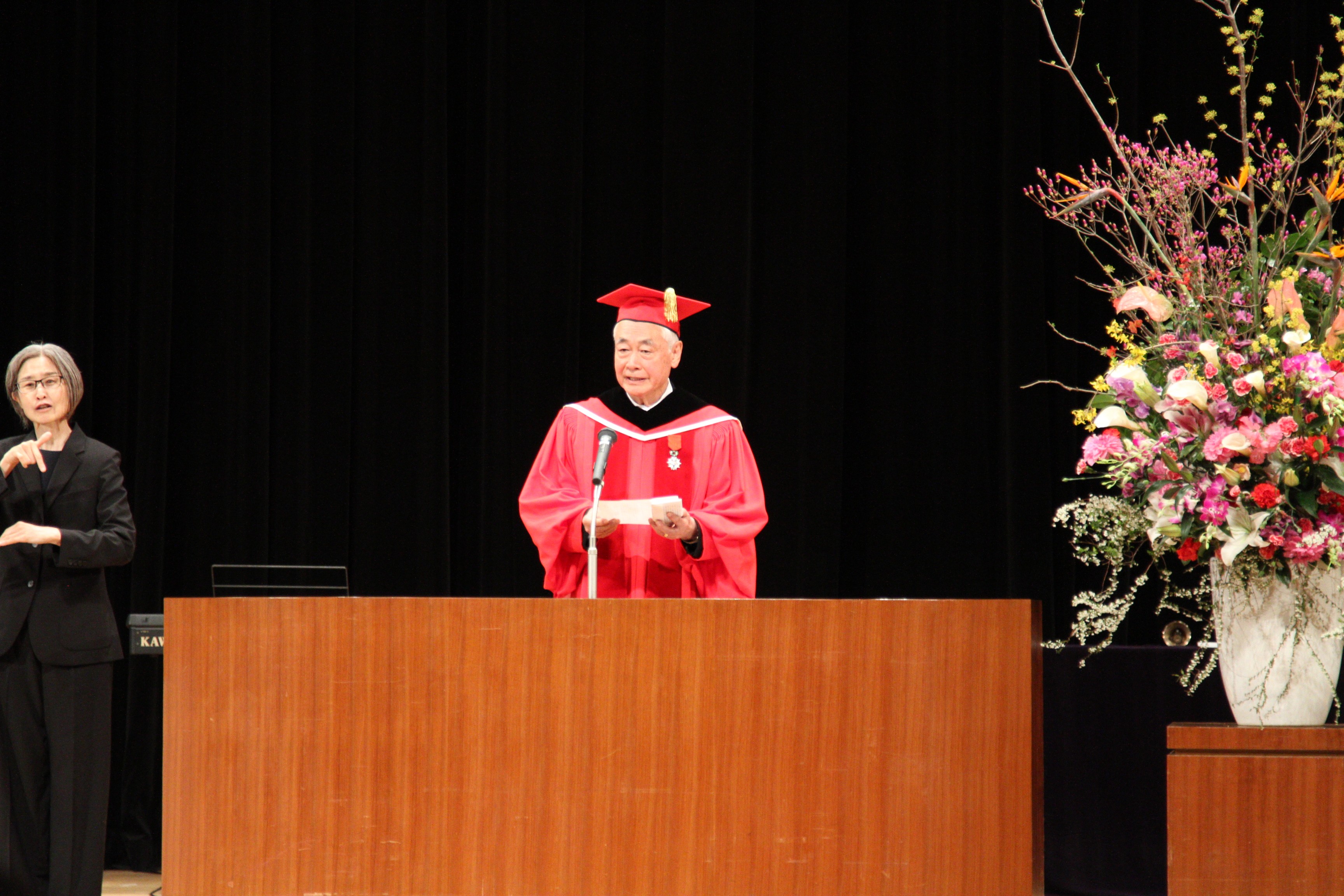 式辞を述べる大学の本島修学長