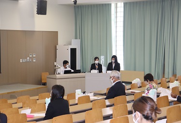 司会を務めた石谷さん(左)と井上さん(右)