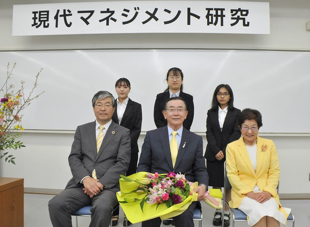 奨学生代表3人と記念撮影する片桐多恵子学院長、宗次氏、江馬論学長(前列右から)