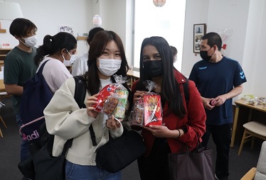 1等の豪華お菓子詰め合わせを獲得した日本人学生と留学生【関C】