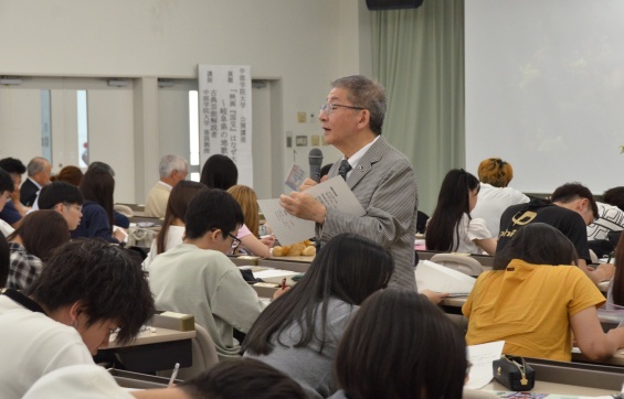 豊富なDVD画像で歌舞伎の名場面を紹介し、学生に語り掛ける葛西氏　