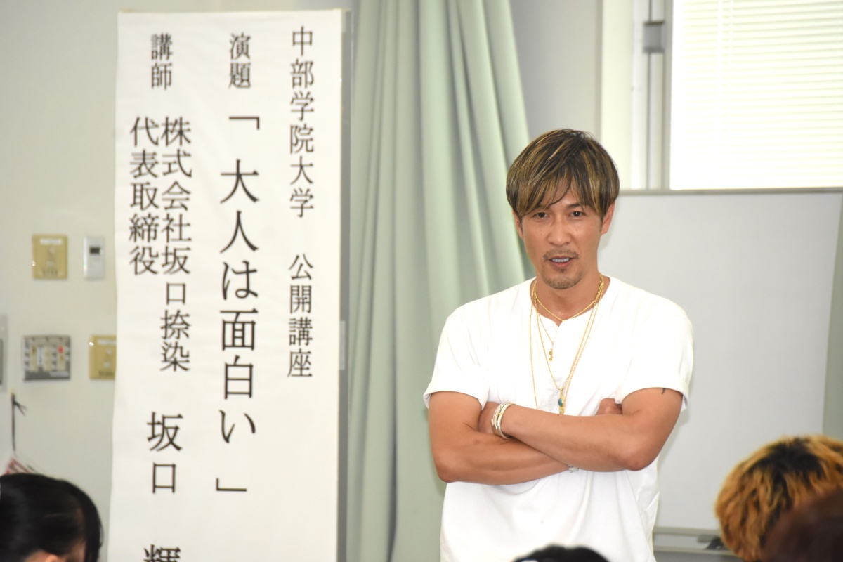「人と人のつながりを何よりも大事にしている。人こそがうちの会社の魅力」と熱く語る坂口輝光社長