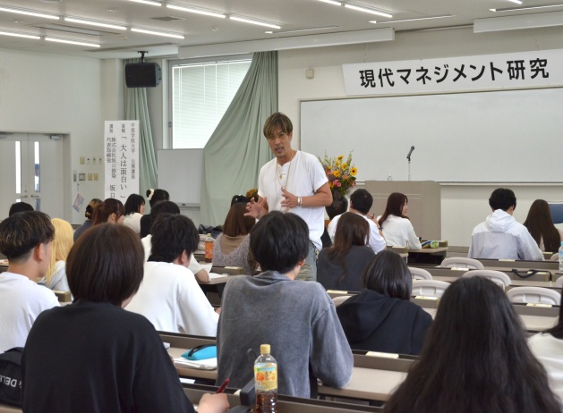 学生と市民ら１６０人が坂口社長の「白熱教室」に耳を傾けた現代マネジメント研究講座