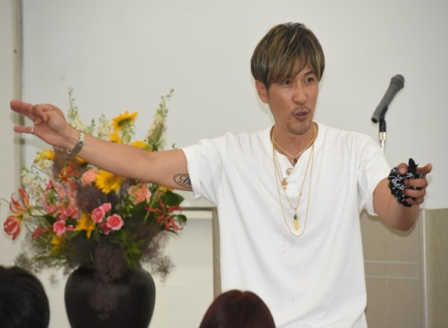 最後に「何かやってみようと思ったら、あきらめずにトライしてくれ」と学生にエールを送る坂口社長