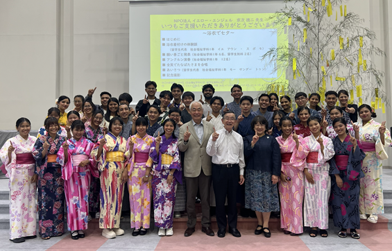 宗次様（中央）・両学長・社会福祉学科1年生の集合写真