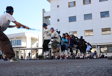 せーの!と声をかけあい一体となった大縄跳び