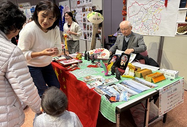 中国ブースでは中国の将棋の説明や十二支切り絵など多くの特産品を紹介