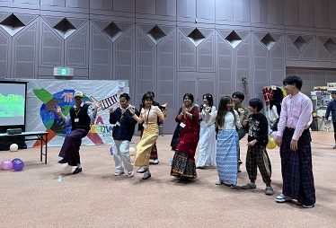 2週間の実習明けで参加したミャンマーの学生たちは授業で習った子ども向けのダンスを披露