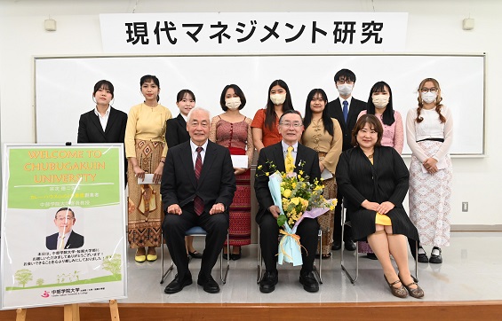 イエロー・エンジェル奨学生と大学、短大学長らとの記念撮影