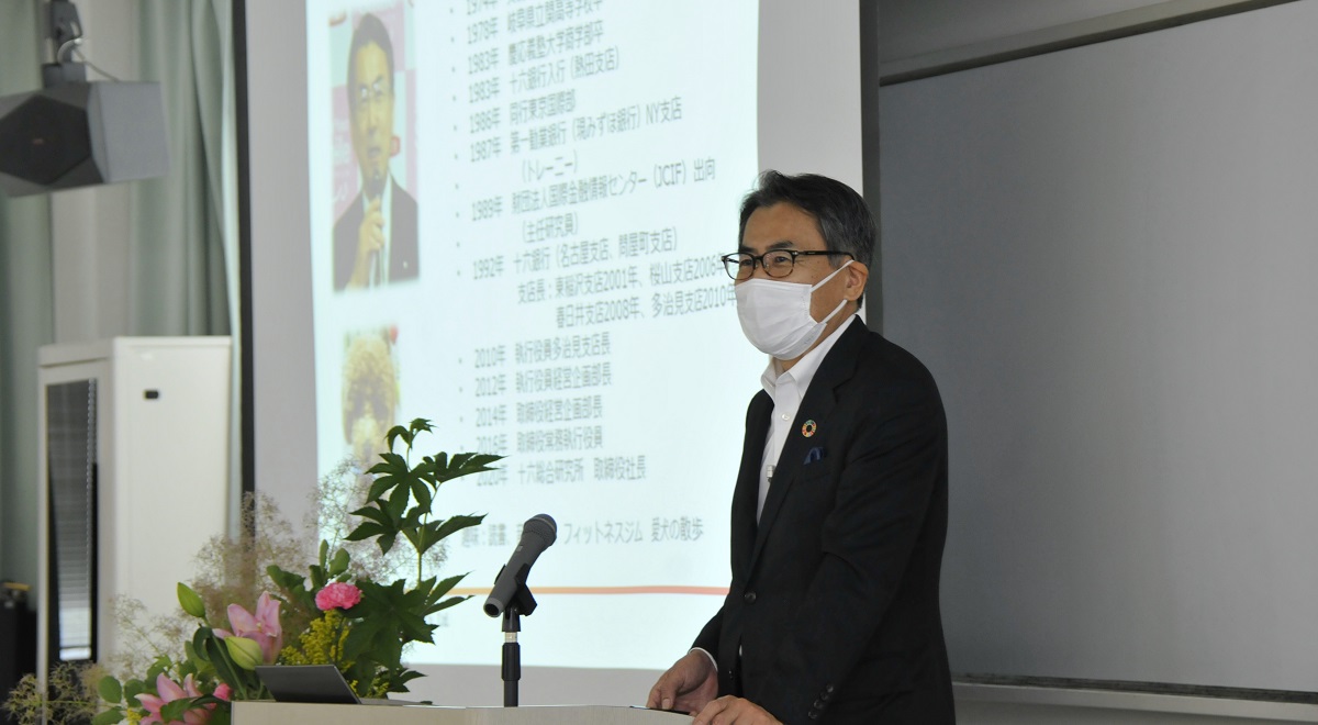 SDGsの背景として世界の気候変動や貧困、差別の問題について語る秋葉和人社長