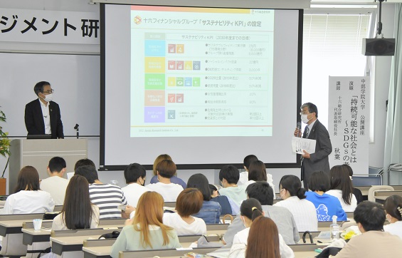 講演後にお礼のあいさつを述べる江馬諭学長(右)