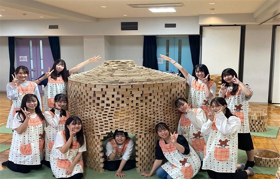 完成した「積み木のドーム」は,中にも入れます!