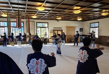 保存会の方から手ほどきを受けて郡上踊りを楽しみました