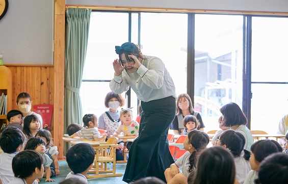 魔法使い役の学生が子ども達の輪の中に入っていくと,嬉しそうに様子を見る姿がありました。