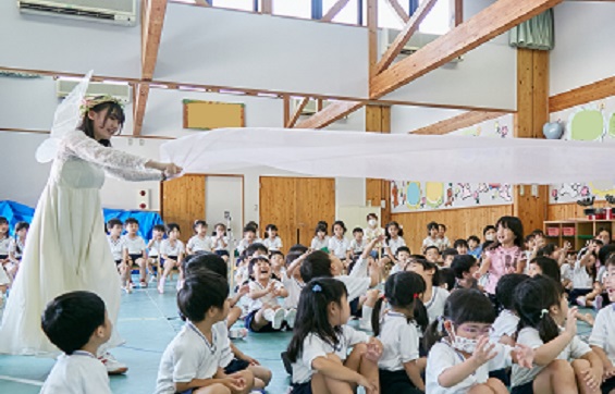 劇中に登場する妖精役の学生が,子ども達に魔法をかけています。
