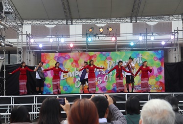 お揃いの民族衣装で趣の異なる3つの踊りを披露しました