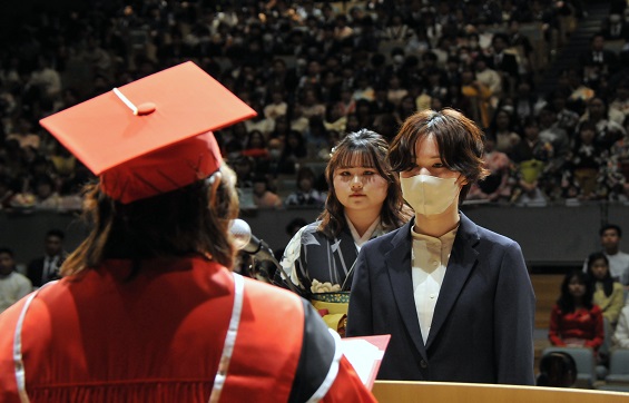 学位記を受け取る短期大学部の代表者(幼児教育学科)