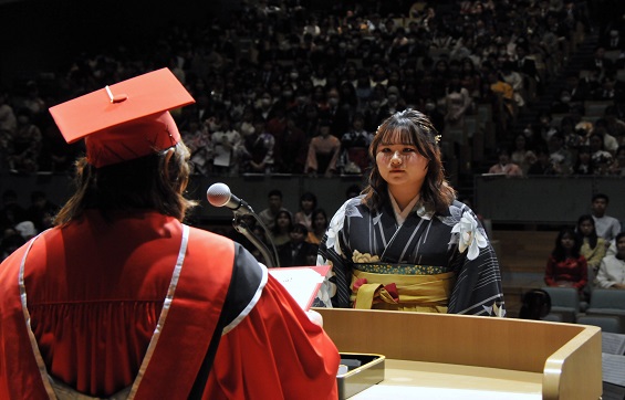 学位記を受け取る短期大学部の代表者(社会福祉学科)