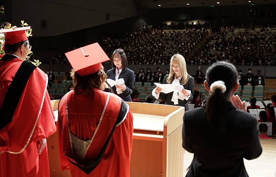 誓いの言葉を述べる人間福祉学部人間福祉学科の江間瑞希さん(左)と短期大学部社会福祉学科の藤井凜歌さん(右)