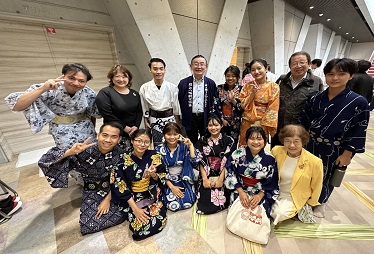 宗次先生(中央)と学科の先生に浴衣を着付けてもらい参加した留学生