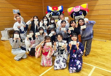 短大の日本人学生と特別参加の岐阜県警キャラクターRAI(ライ)・REN(レン)